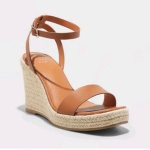 Ladies wedge heel sandals.